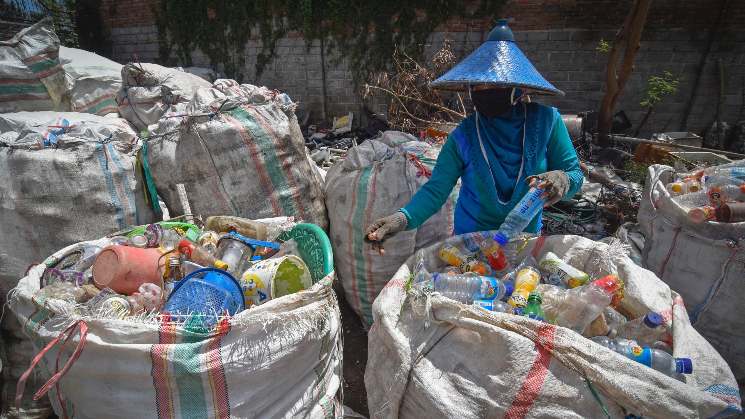 MANFAAT KERAJINAN LIMBAH PLASTIK